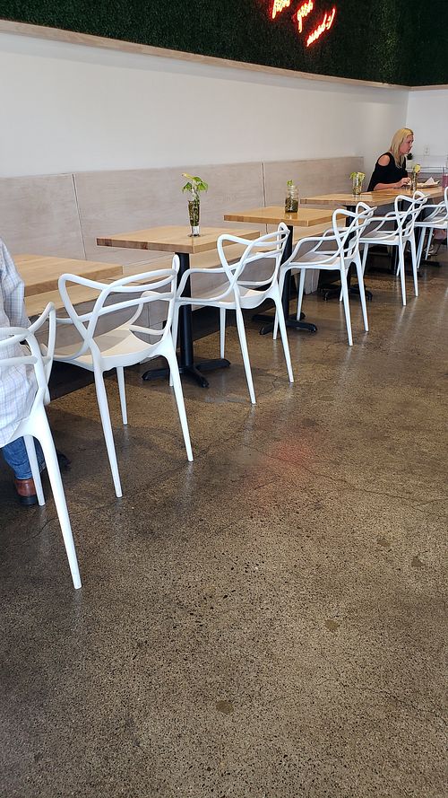 Nice indoor and outdoor dining at Vibe Organic Kitchen & Juice in Newport Beach