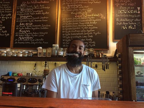 Haiiy owner in front if the menu at Eko Juice Bar in Gothenburg