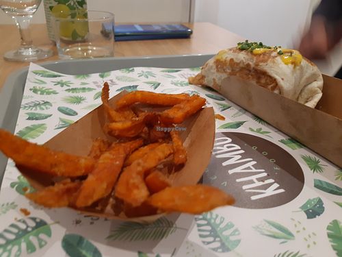 Sweet potatoes fries and burrito at the back at Khambú Quart in Valencia