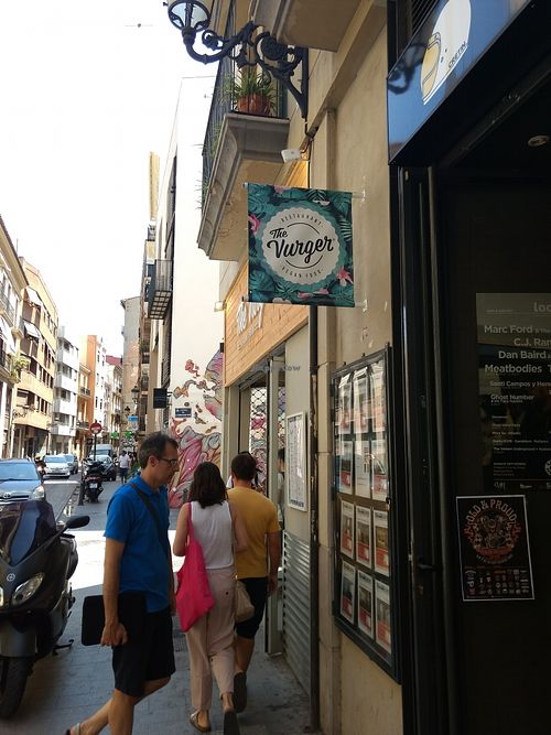 bit of a queue at 1300 at Khambú Quart in Valencia