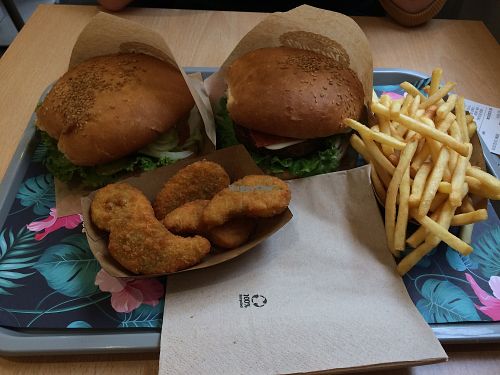 Burgers and veggie nuggets  at Khambú Quart in Valencia