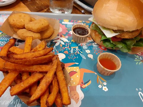 Mex burger, sweet potato and chicken nuggets at Khambú Quart in Valencia