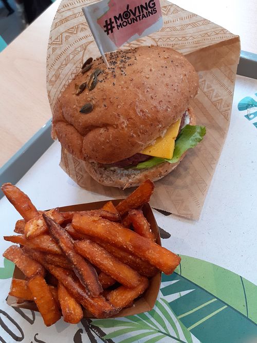 Himalaya burger with sweet potato at Khambú Quart in Valencia