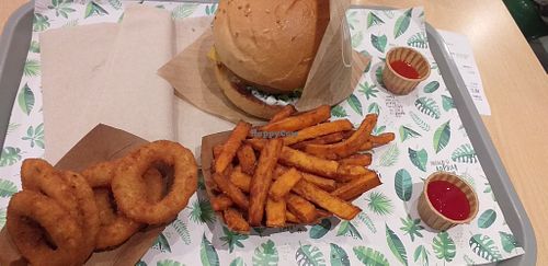 Burger with onion rings and sweet potato chips at Khambú Quart in Valencia