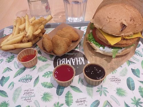 Burger with chips and nuggets at Khambú Quart in Valencia