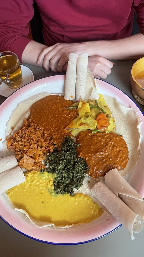 Vegane Mischplatte (Hauptgericht für 3 Personen)  at Café Omo in Munich