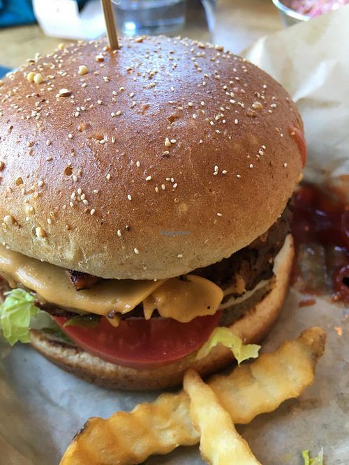 The Solo $11

A solo Herbivorous Butcher beaf patty California Style (lettuce, tomato, and onion) with cheeze. Add tempeh bacun for 1.50 at J Selby's in St Paul