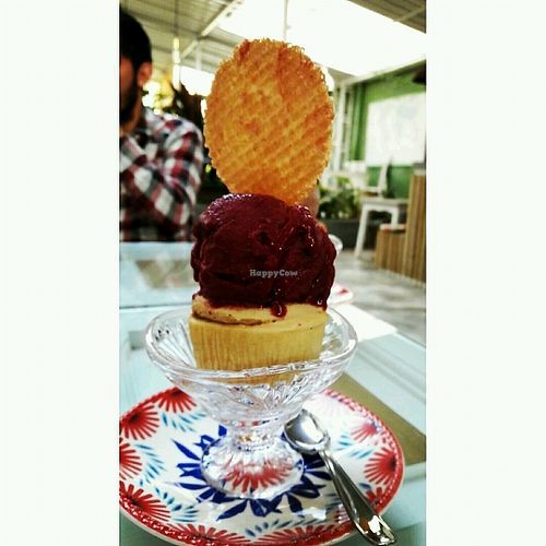 helado vegano de uva + cinammon roll at Moitre Helado Vegano in Medellin