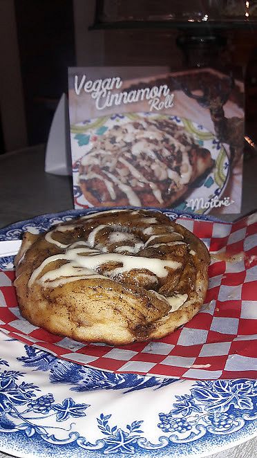 Cinammon rolls veganos de la marca Azul Profundo de venta en Moitre  at Moitre Helado Vegano in Medellin