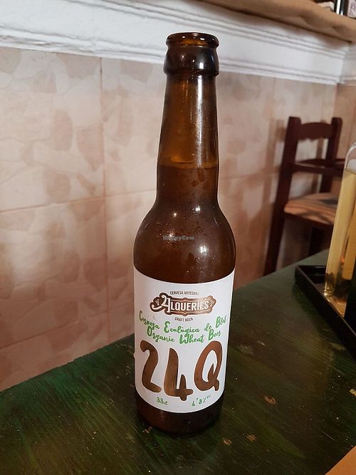 Das 24Q gehört zu den mallorquinischen Bio-Bieren, die man auf einer sehr detaillierten Bier-Karte auswählen kann. Was für echte Kenner (inkl. IBUs Angaben etc.)  at ES VIU Vegetaria i Vins in Mallorca