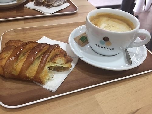 croissant chocolat noisette at VG Pâtisserie in Paris