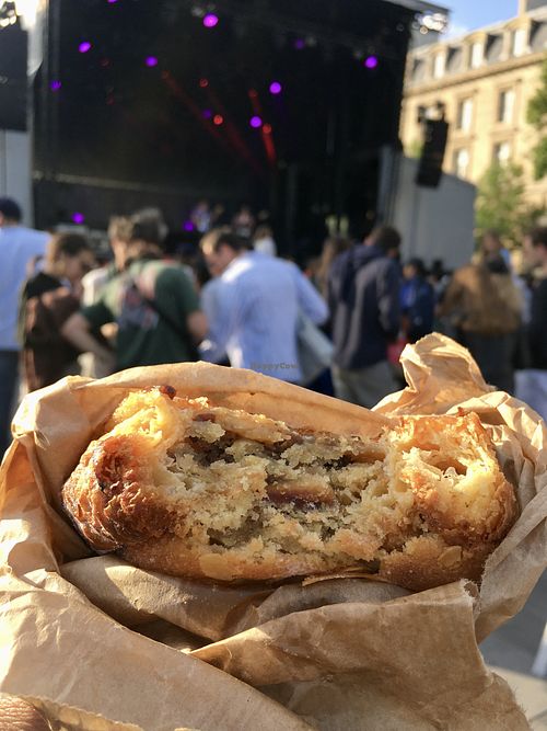 Vegan pain avec raisin et amandes   at VG Pâtisserie in Paris