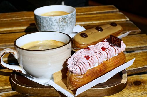 Éclair gourmand at VG Pâtisserie in Paris
