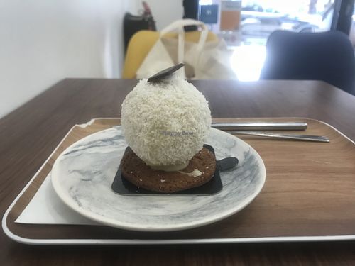 Le pompon blanc at VG Pâtisserie in Paris