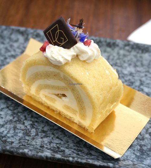 Roulé coco/ananas/grenade at VG Pâtisserie in Paris