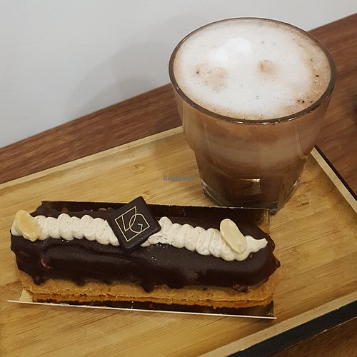 Le geraft (chocolate and peanut) with a vegan hot chocolate at VG Pâtisserie in Paris