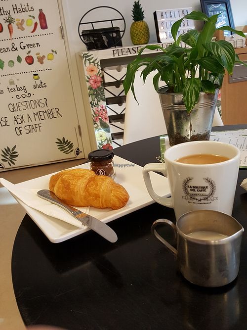 It was so nice to have a croissant! The little jar of chocolate was handmade and tasted just like nutella 😍 at Juice by Nature in Amsterdam