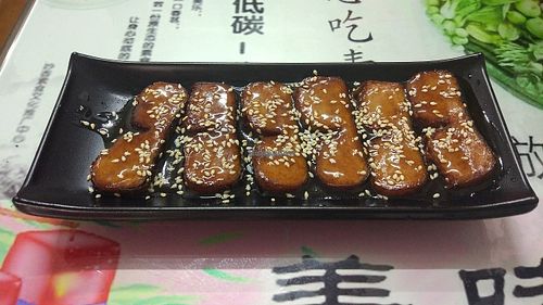 Mock meat fish dish in sauce at Yuan Wei Su Guan in Fuzhou