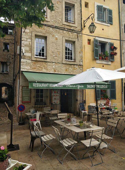 Nice tables for a sunny day at Mama Gaia in Vence