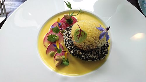 Mit geröstetem Sesam umhüllte Avocado at Farbenfroh in Essen