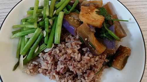 Embryo rice with quinoa, Egg plant and
Asparagus at Simple Lifestyle Healthy Vegetarian Cafe in Central Singapore