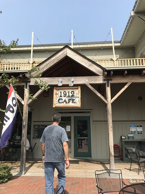 Entrance at 1912 Cafe in Freeport