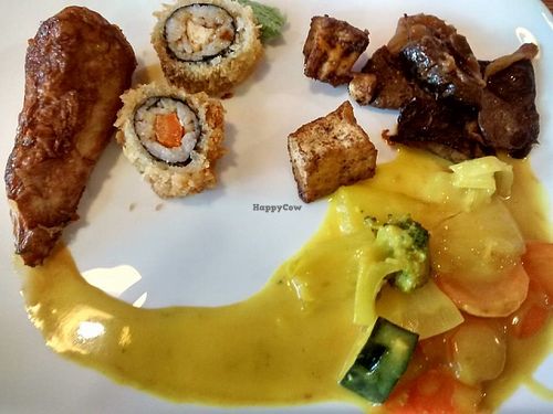 All amazing: crunchy sishi amazing. No chicken. Tofu like cheese with funghi, Kind of green curry with coconut milk and veggies. at Orange Verte in Cologne