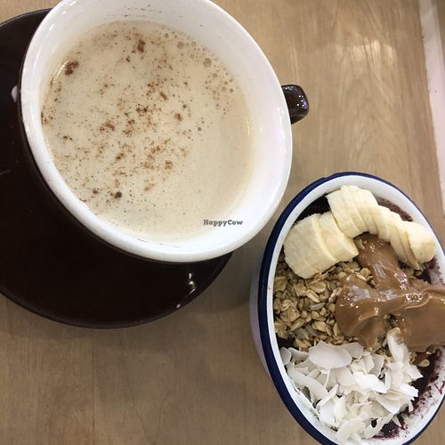 Chai tea latte and açaí bowl  at Nourish Cafe in San Francisco