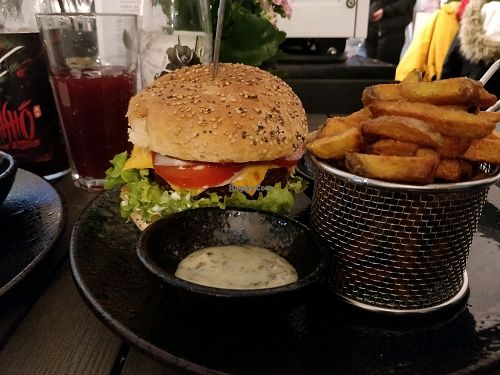 cheeseburger menu at Attila Hildmann Organic Snackbar I in Berlin