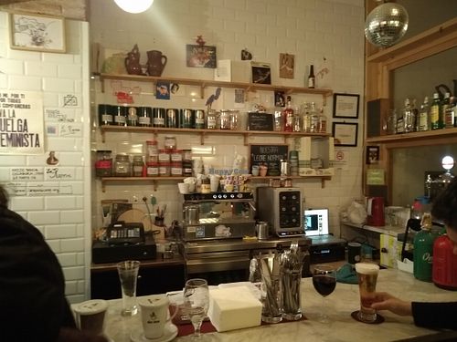 The bar at La Raposa del Poble Sec in Barcelona