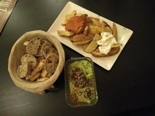 Bravaz y guacamole at La Raposa del Poble Sec in Barcelona
