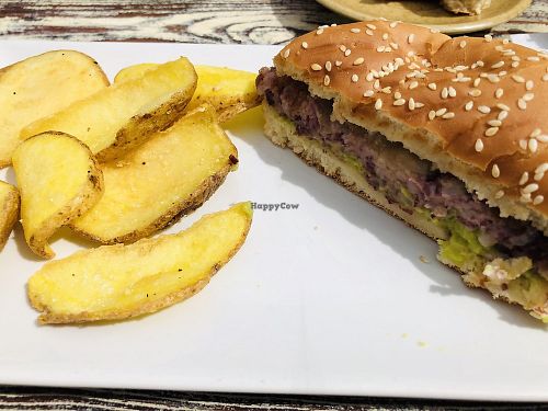 Burger de judía roja / Red bean burger at Petite Sophie in Mahon