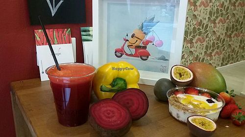 Fresh juice and fruits dessert at Zazie in Pisa