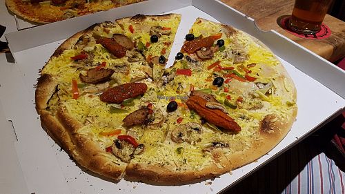 Vegan pizza with blue cheese at Pizza Catalogne in Toulouse