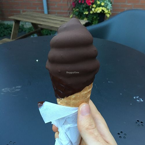 Crème glacée végane (vanille et chaï) enrobée de chocolat noir at Hoche Glace in Montreal