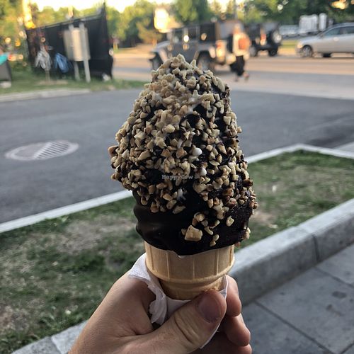 Crème glacée végane à la vanille avec chocolat noir et arachides at Hoche Glace in Montreal
