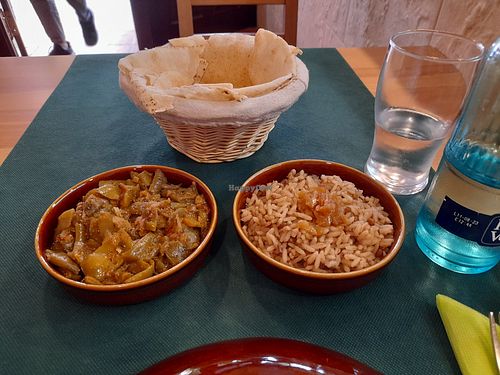 Green beans and rice dishes with bread. at Falafelmania - Restaurante Vegetariano y Vegano Oriental in Alicante