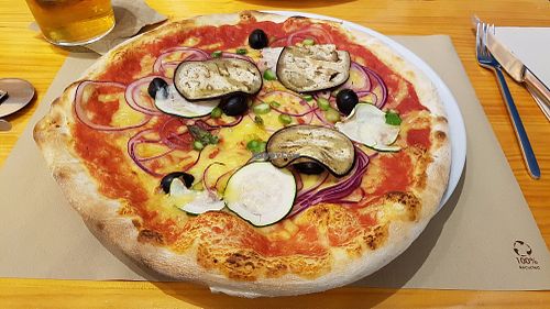 Pizza with cheese and vegetables at Pizzi & Dixie in Madrid