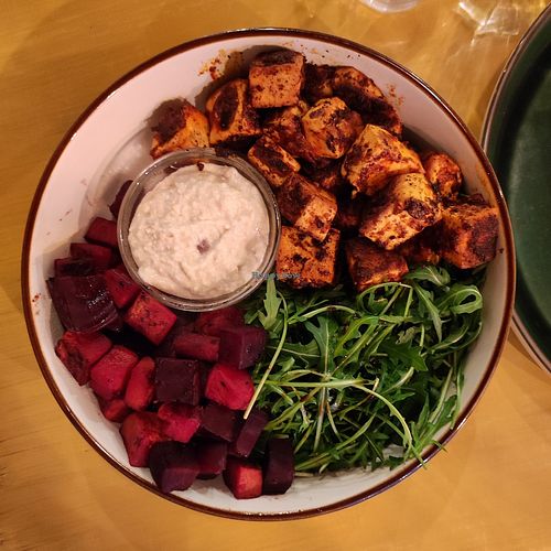 Sunset Buddha-tál (hummus, tofu, ruccola, cékla, sütőtök) 😋✌️ #Veganuary at LYR Speciality Coffee and Food in Pecs