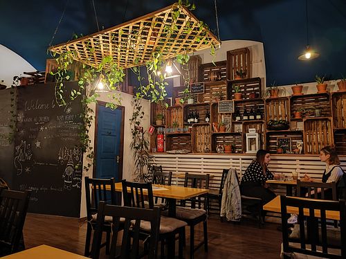 Kellemes légkör. ✌️🌈❤️ #Veganuary at LYR Speciality Coffee and Food in Pecs