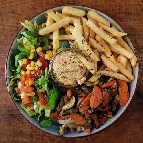 Grillzöldséges hummusztál 😋 at LYR Speciality Coffee and Food in Pecs