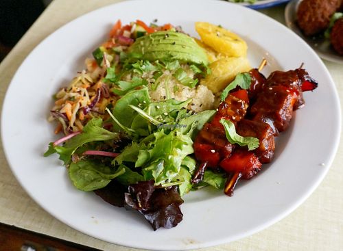 Assiette du jour (tempeh skewers + boiled plantains + attieke) at Jah Jah in Paris