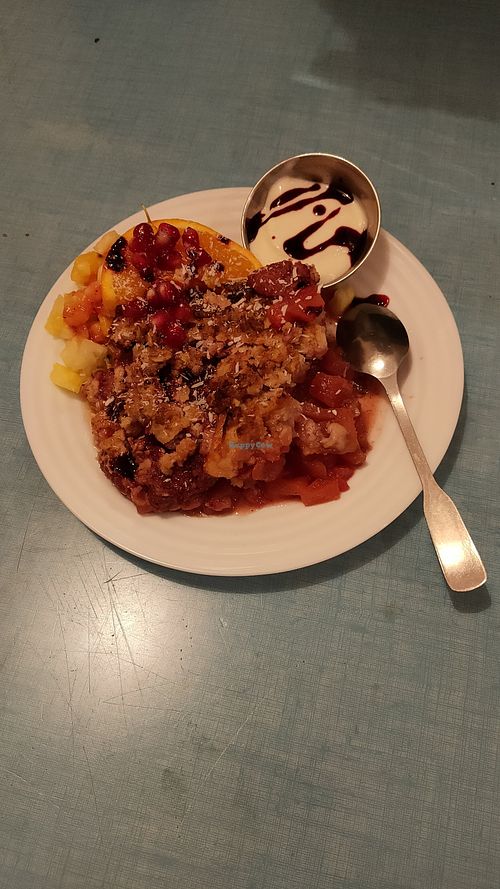 Pineapple and strawberry crumble at Jah Jah in Paris