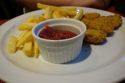 Vegetable nuggets with fries and mango chutney (vegan) at Veggie House in Saarbrucken