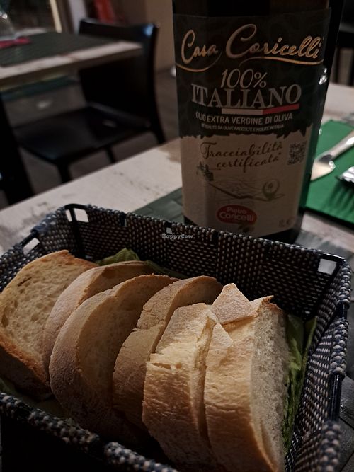 Complimentary bread with olive oil at Nirvana in Florence