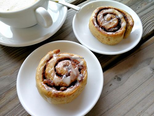 Vegan cinnamon rolls at I Scream Coffee in Leiden