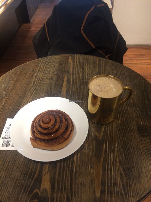 Cinnamon bun and vegan earl grey milk tea at HiPizza in Taipei