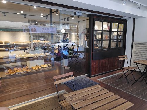 Outdoor seating at HiPizza in Taipei