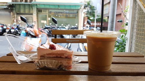 Tablea outside to enjoy tour vegan haul ? This is an iced almond latte and a wild berry cake – both scrumptious! at HiPizza in Taipei