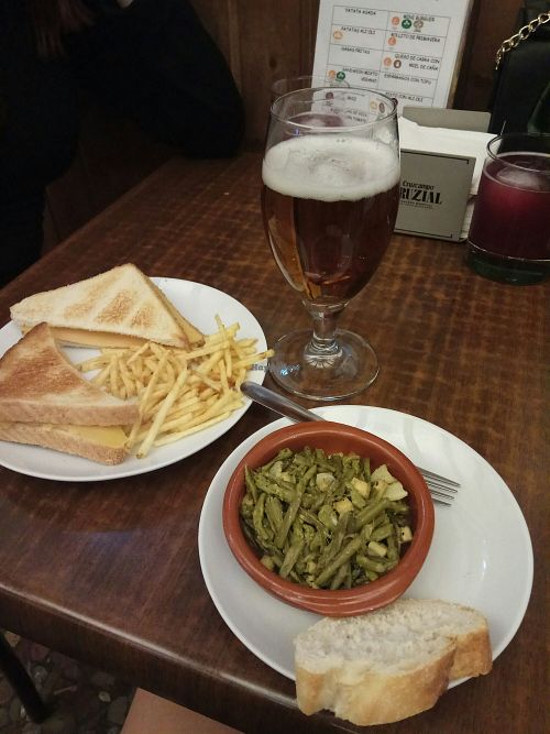 Espárragos con tofu y sándwich mixto vegano. at Raices in Jaen
